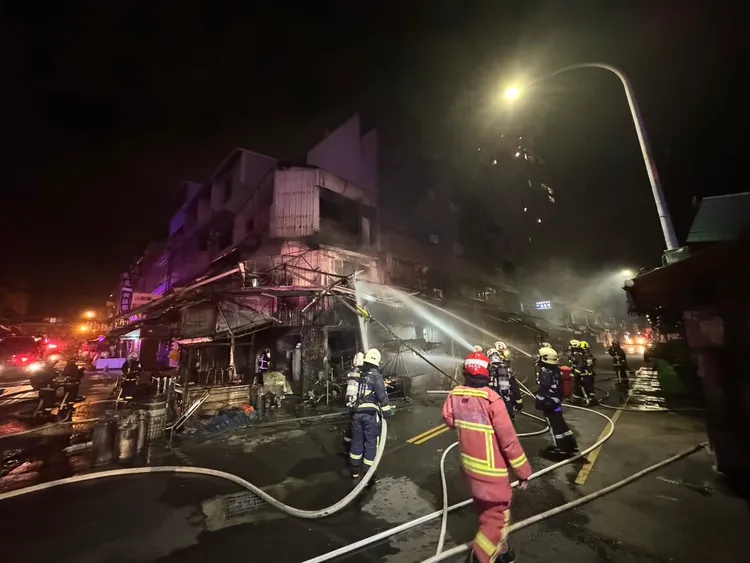 共造成1店鋪、4攤位被燒毀。民眾提供