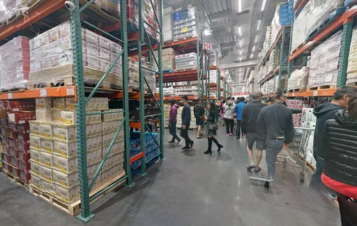 好市多結完帳「竟整車被推走」！她急做1事　小偷嚇到商品丟角落