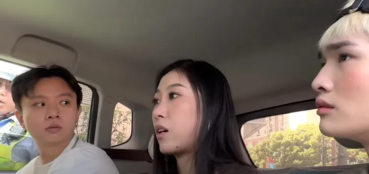 鍾明軒（右）遭中國警察攔車準備開罰。翻攝自鍾明軒YT