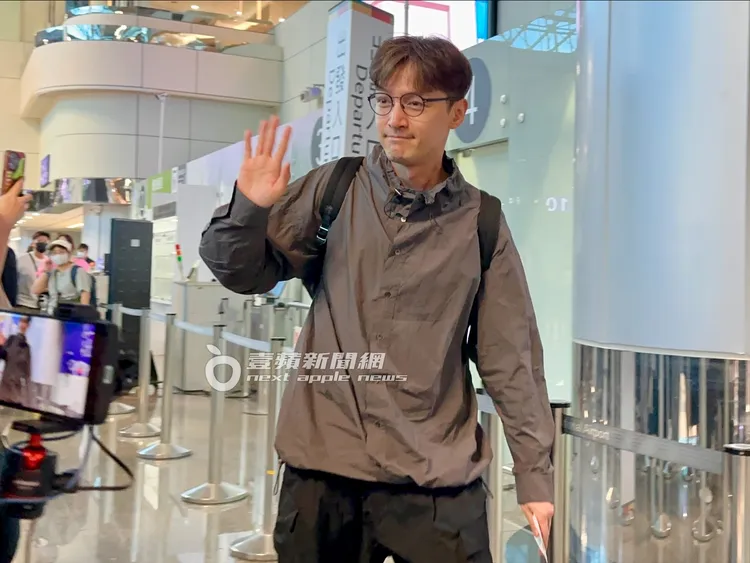 在粉絲的歡送下，胡歌一邊揮著手一邊走進海關。特勤中心攝