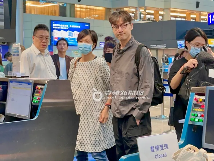 面對粉絲揮手打招呼，胡歌一臉笑容回覆。特勤中心攝