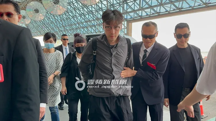 胡歌一身輕便裝扮，在隨扈的保護下走進機場。特勤中心攝