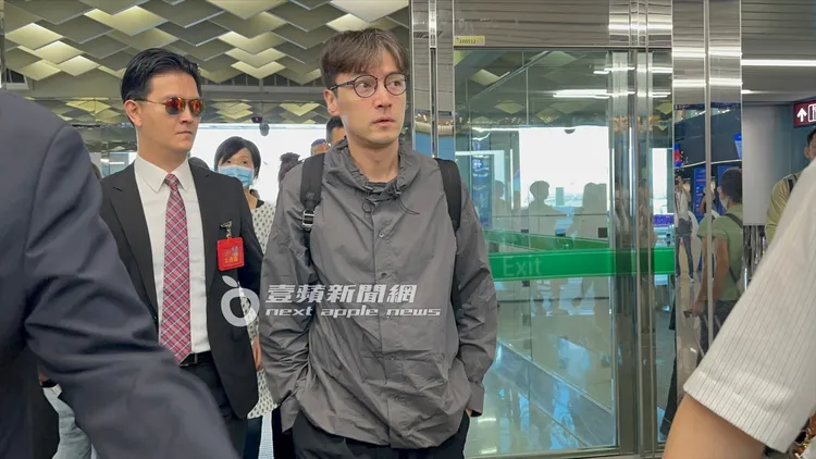 胡歌戴著眼鏡、雙手插口袋，在機場人員的帶領下到櫃檯報到。特勤中心攝