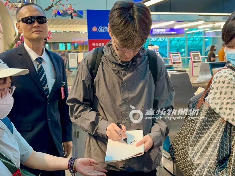 胡歌面對粉絲上前要求簽名，依舊來者不拒相當親民。特勤中心攝