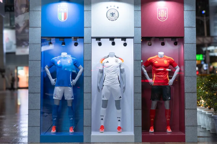 adidas替歐洲盃端出全新的主、客場球衣套裝。品牌提供