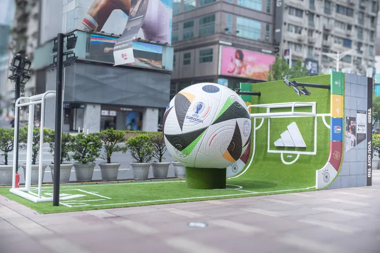 adidas打造出1顆三米高的巨大足球。品牌提供