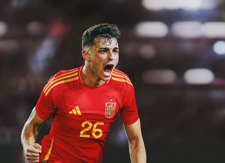 西班牙足球金童佩德里穿著adidas全新西班牙紅色球衣。品牌提供