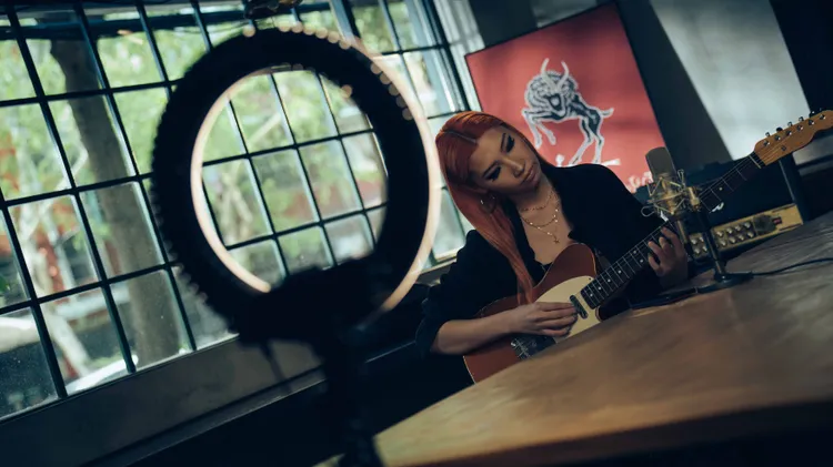 Karencici詮釋奪器官命案被害者歌手袁綺翎。Netflix提供