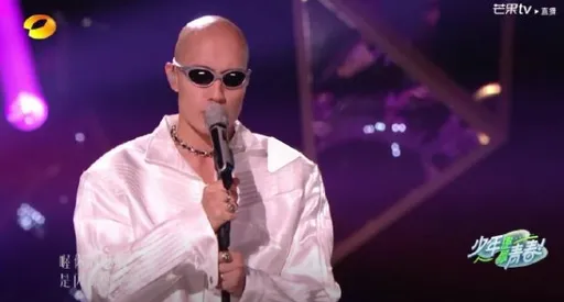 黃宣《歌手》狂野改編愛的放電!經紀人老婆亮相甜笑閃瞎人