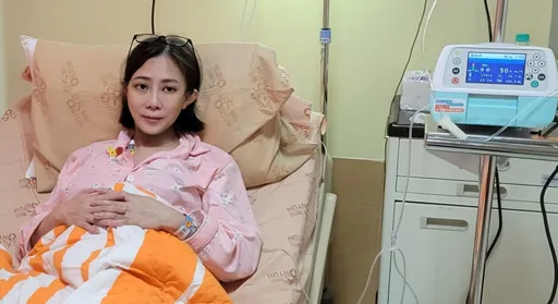 小彤被癌魔折磨近照曝!「瘦一大圈」虛弱躺病床 感動女兒考上美國名校