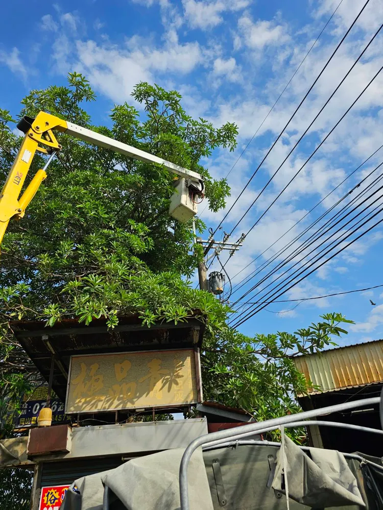 台電高雄區處、鳳山區處針對轄區內樹木進行修剪，盡可能降低停電事故的機率。台電提供