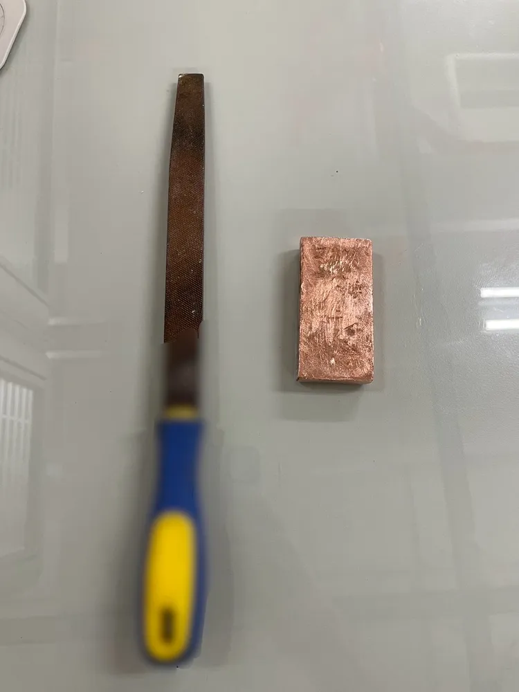 王男在捷運車廂掏出銼刀要磨銅片。警方提供