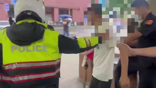 男子捷運府中站掏出「銼刀」幹這事　乘客嚇到了！他被請下車帶至派出所