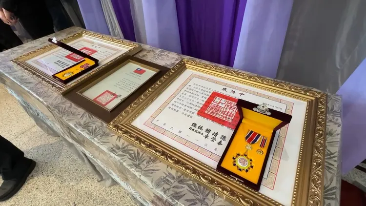 楷模獎章、總統頒褒揚令。翻攝畫面