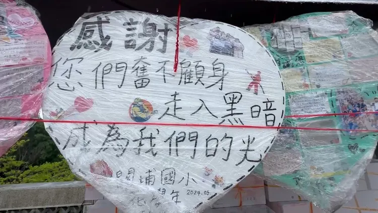 小學生製作卡片感懷勇消。翻攝畫面