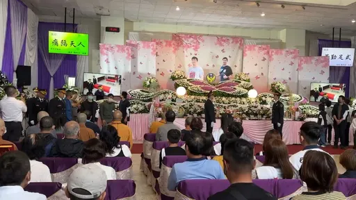 晴空匯2殉職警消公祭！眾人淚送　學童：感謝奮不顧身走入黑暗成為我們的光