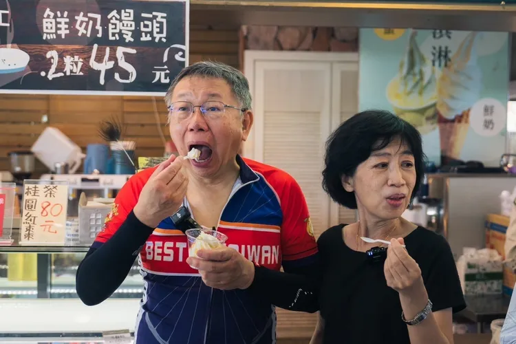 民眾黨主席柯文哲帶著妻子陳佩琪到花蓮大口吃冰。取自名產店業者劉瑞祺臉書