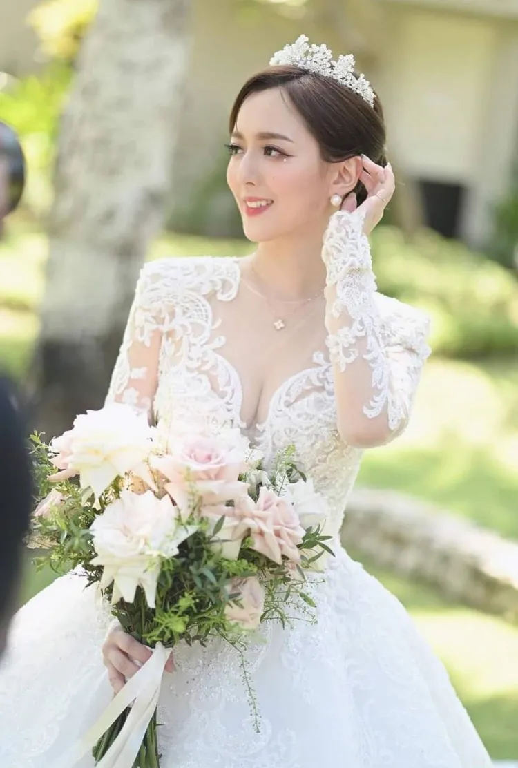 房業涵一身低胸爆乳公主式婚紗，美翻天。翻攝房業涵臉書