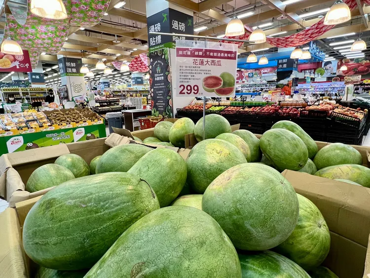 愛買量販力挺花蓮優質農產品，花蓮大西瓜(18台斤以上)6/18前每顆特價299元。業者提供