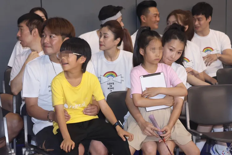 六月（右）和李易的兒女也在場。彭欣偉攝