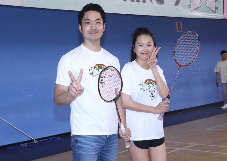 六月（右）跟台北市長蔣萬安同組打球。彭欣偉攝