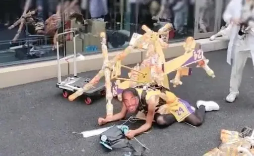 中國Coser模仿Kobe遇難惹議 朋友反嗆:「他本人」都沒意見了