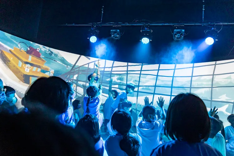 怪獸故事屋打造戶外沉浸式互動體感親子劇場，帶給小朋友娛樂性、教育性兼具的夢幻旅程。文化局提供