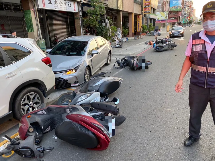 一名駕駛疑因恍神不慎擦撞人行道旁變電箱，還撞倒路旁6台機車及1台自小客車。翻攝畫面