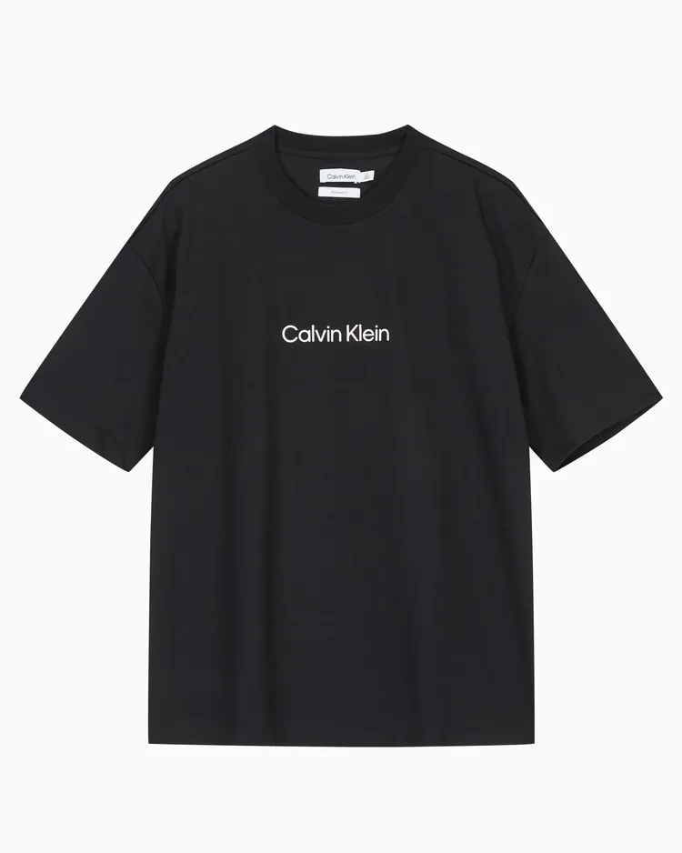 Calvin Klein Standard標誌短袖T恤（黑），2280元。品牌提供