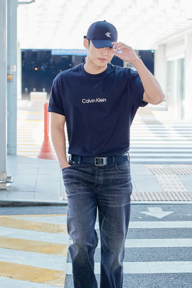 珉奎穿著黑色短袖T恤搭配直筒牛仔褲。品牌提供