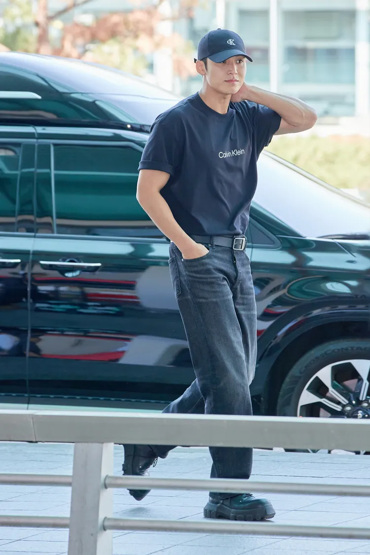 珉奎將袖口反折秀出精壯手臂線條。品牌提供