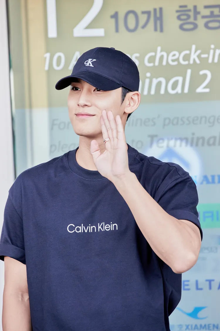 珉奎的機場時尚相當簡約。品牌提供