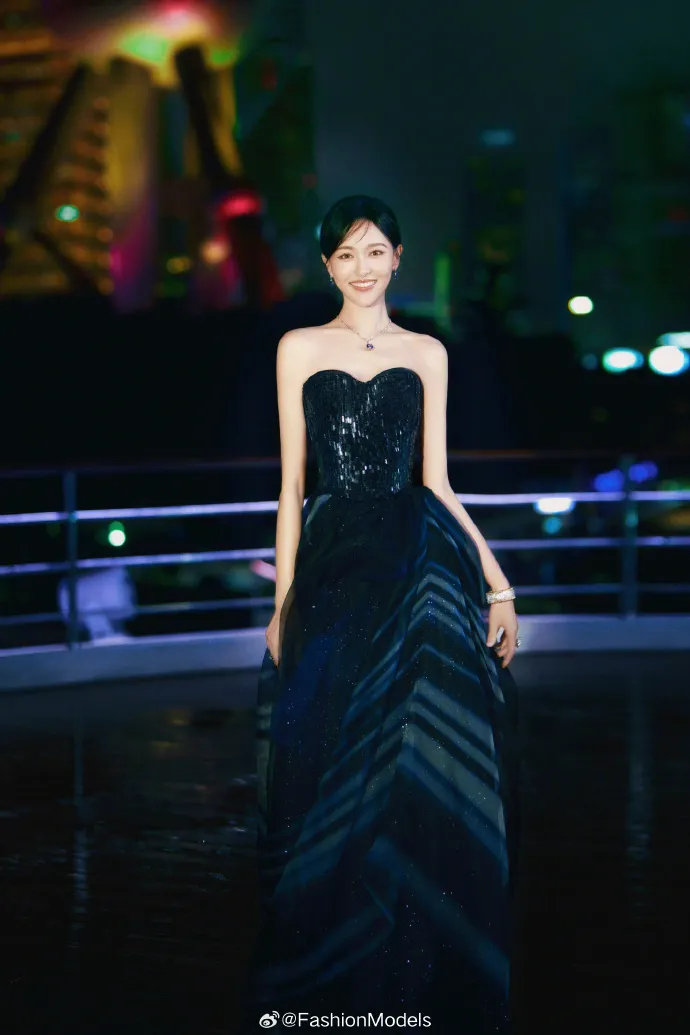 唐嫣今晚選穿Armani高訂氣質優雅。翻攝FashionModels微博