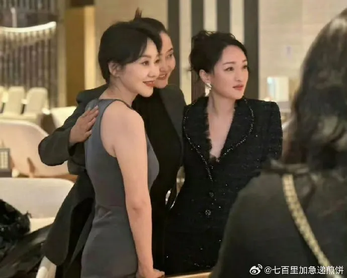 周迅（右）以CHANEL戰袍出席。翻攝七百里加急遞煎餅微博