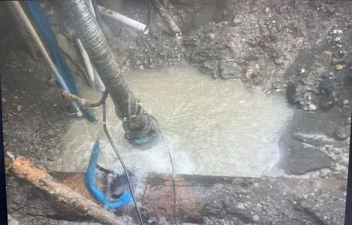 高雄路口坑洞剛補又塌更大!害女騎士摔車 台水搶修漏水處