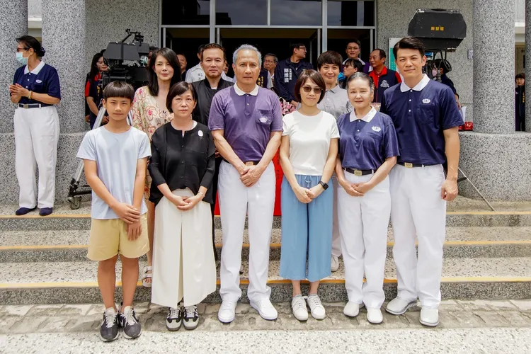 陳志強（右一）和王淑娟曾是眷村鄰居。大愛提供