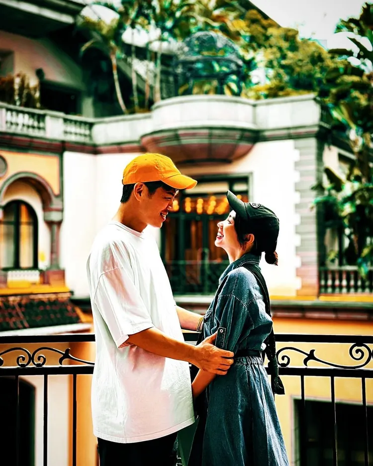 陳志強（左）暫別愛妻曾智希。翻攝陳志強臉書