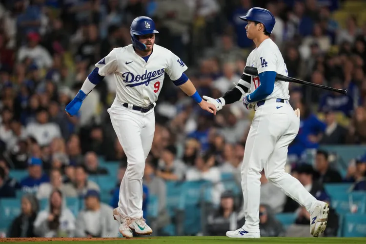 大谷翔平(右)與拉克斯擊掌。美聯社