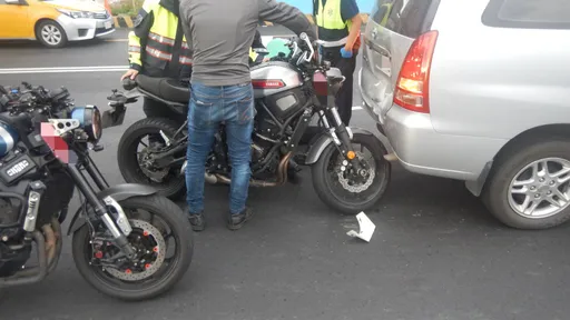 禮讓救護車錯了嗎?淡水小貨車遭紅牌重機追撞 女騎士骨折送醫