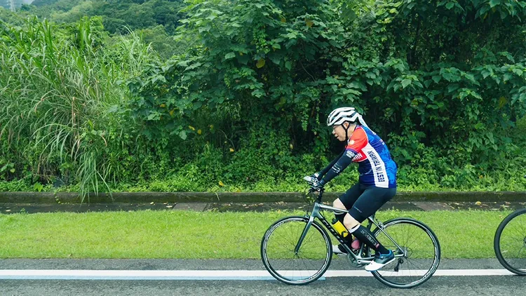 柯文哲騎單車宣傳花蓮觀光。翻攝自柯文哲臉書