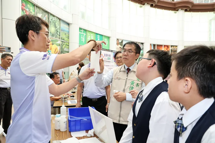 師生展現科學奧妙。市府提供