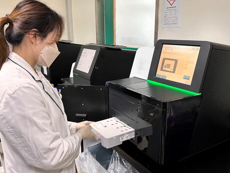 世代基因定序儀器可以分析血液內的DNA，替病人找到適合的標靶藥物來擬定治療計畫。中醫大附醫提供