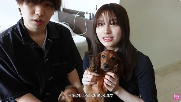 大和田南那和老公抱著愛犬，一家子一起入鏡。翻攝大和田南那的YT