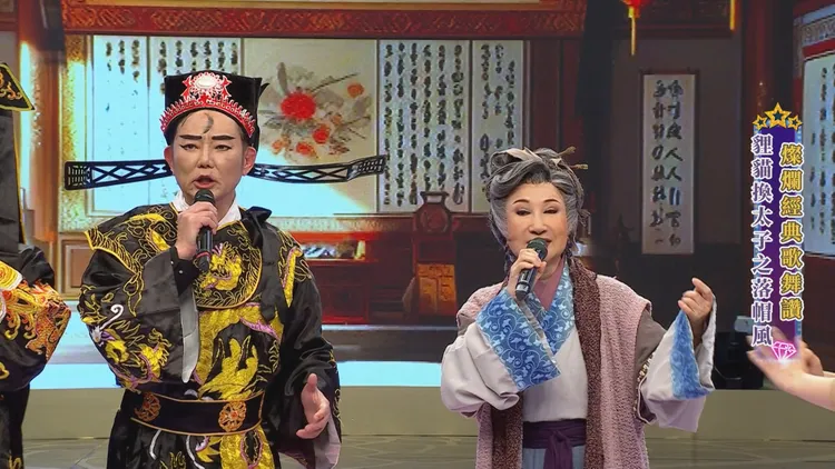 陽帆（左）飾包公，與小咪老師演爆笑版短劇。民視提供