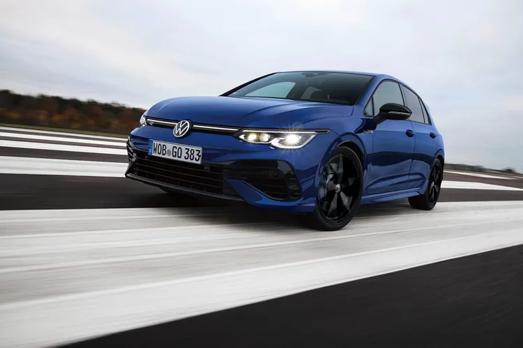 Golf R Edition 50經典紀念款最大馬力達320ps，0-100 km/h瞬間加速僅需4.8秒。原廠照片