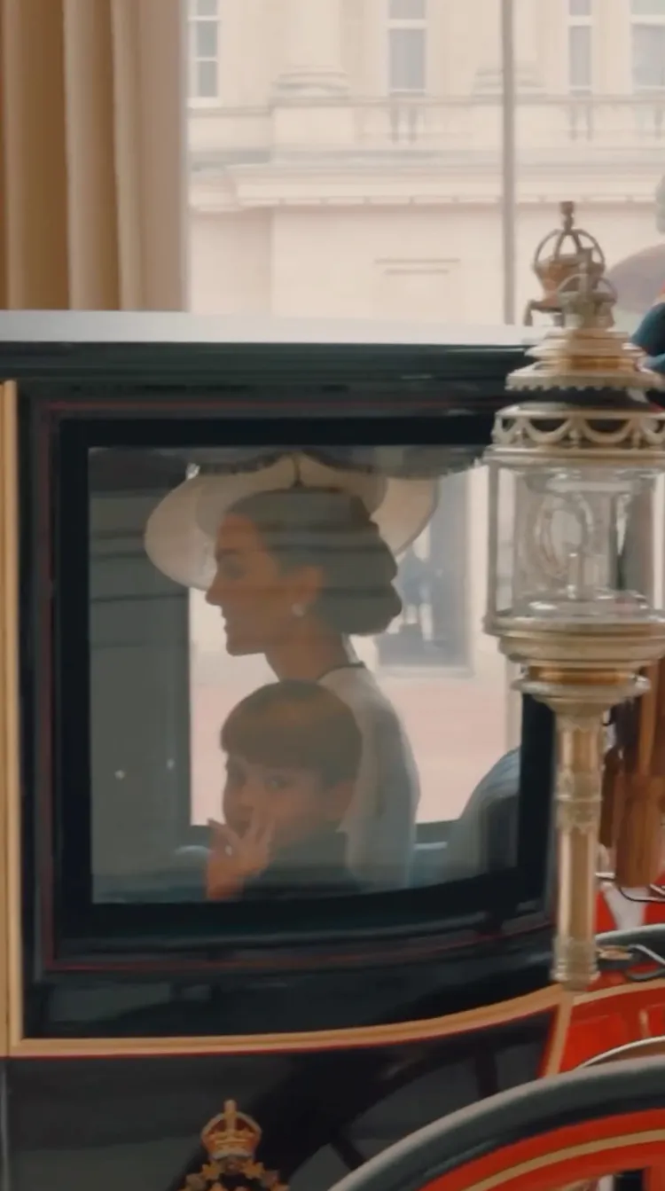 路易王子在馬車裡揮手，模樣可愛。翻攝IG@princeandprincessofwales