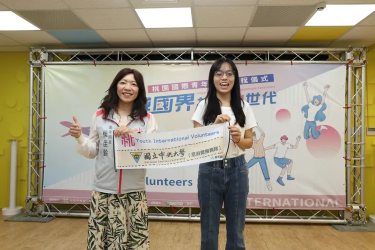 侯佳齡局長授旗。青年局提供