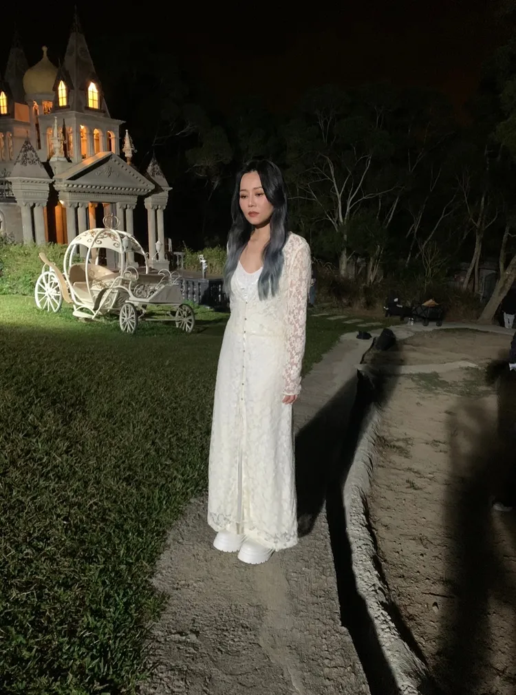 拍MV穿白衣嚇壞路人。獨一無二娛樂文化