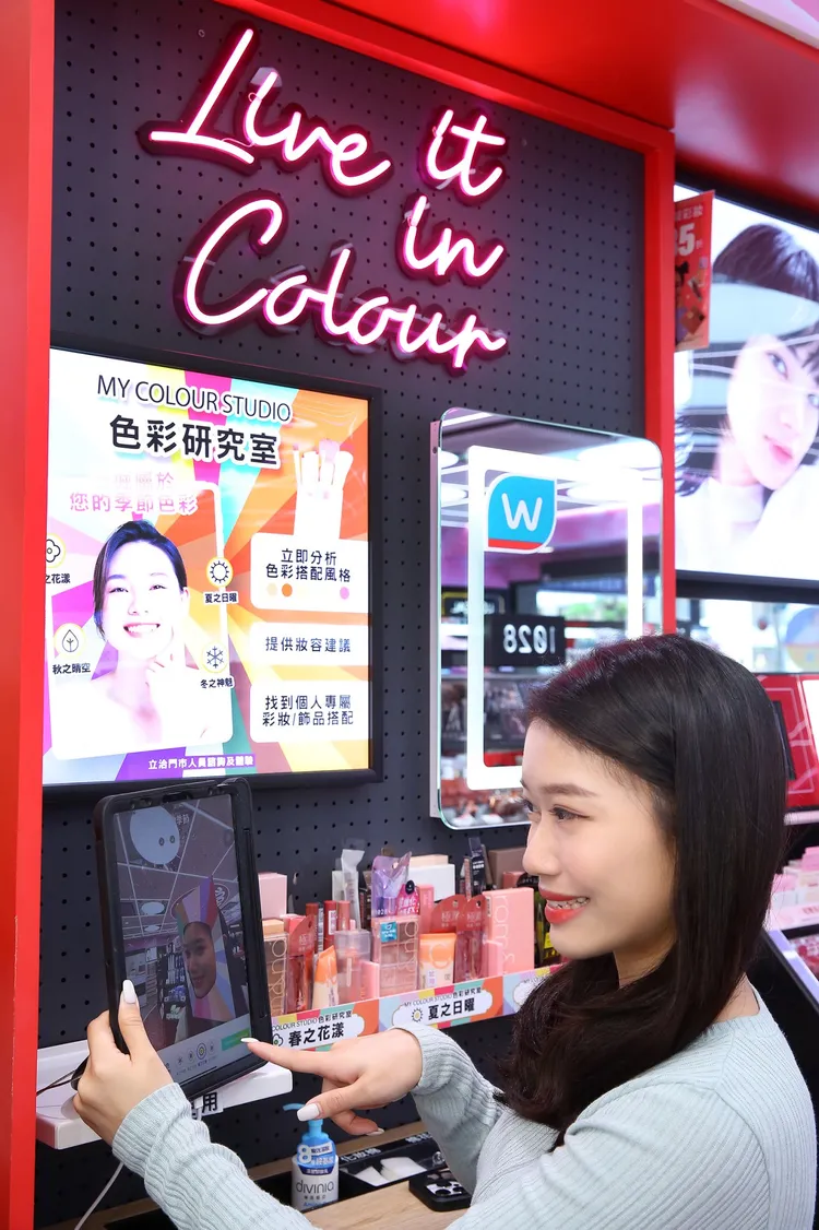 屈臣氏特別推出「My Colour Studio色彩研究室」，即日起至指定門市即可免費體驗，還有屈臣氏專業美容顧問提供一對一諮詢服務。業者提供