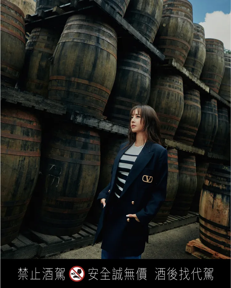 Jolin跟成堆壯觀的橡木桶合影。業者提供